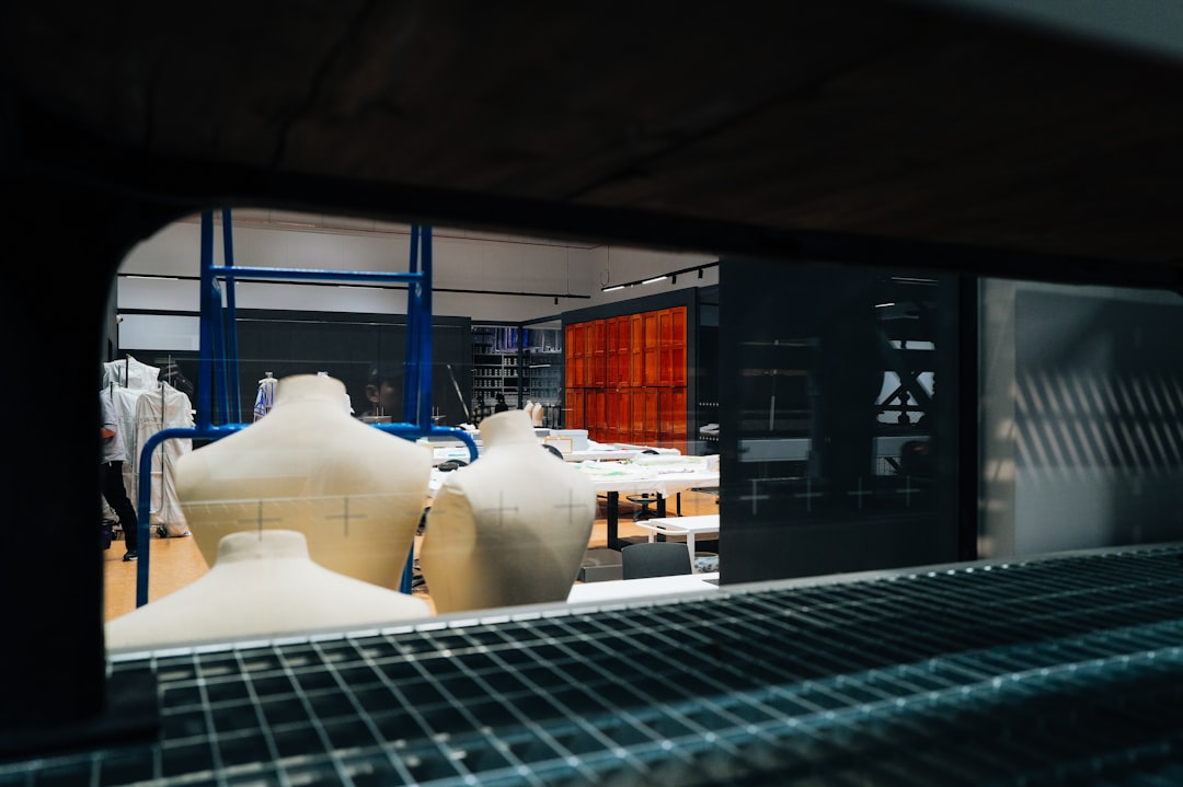 Atelier Boulanger: tessuto che viene tagliato su tavolo in legno