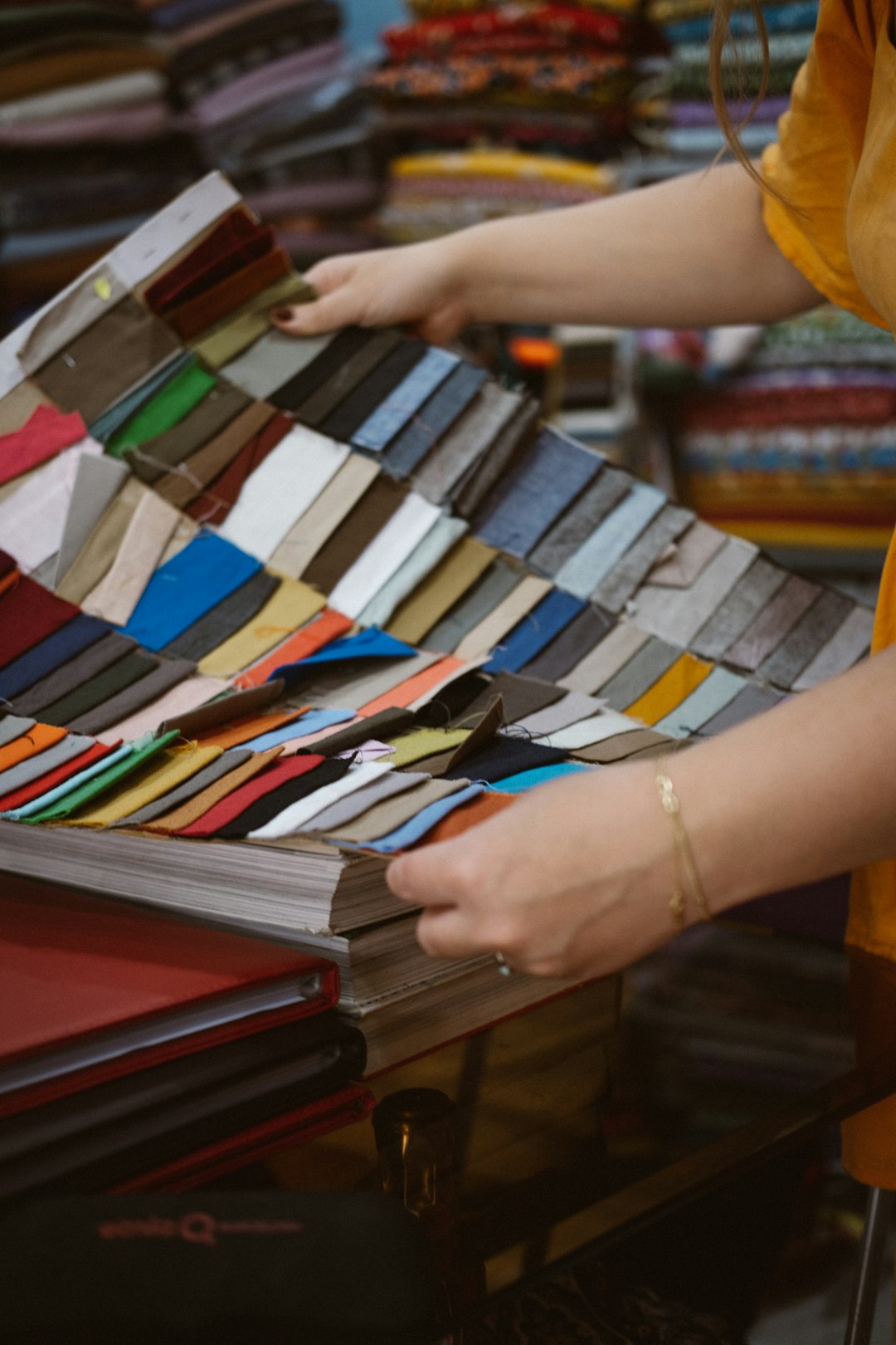 Selezione di campioni di tessuto nell'atelier Boulanger