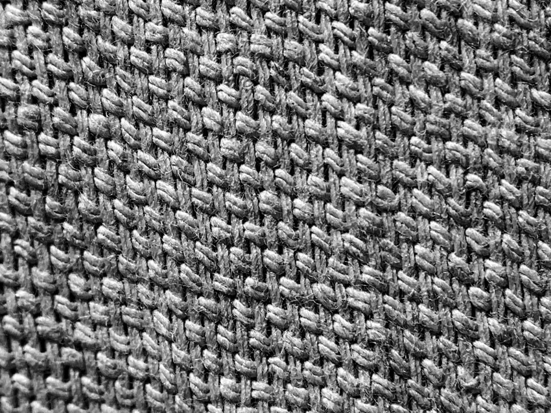 Dettaglio di texture di tessuti pregiati — lana, lino e cotone