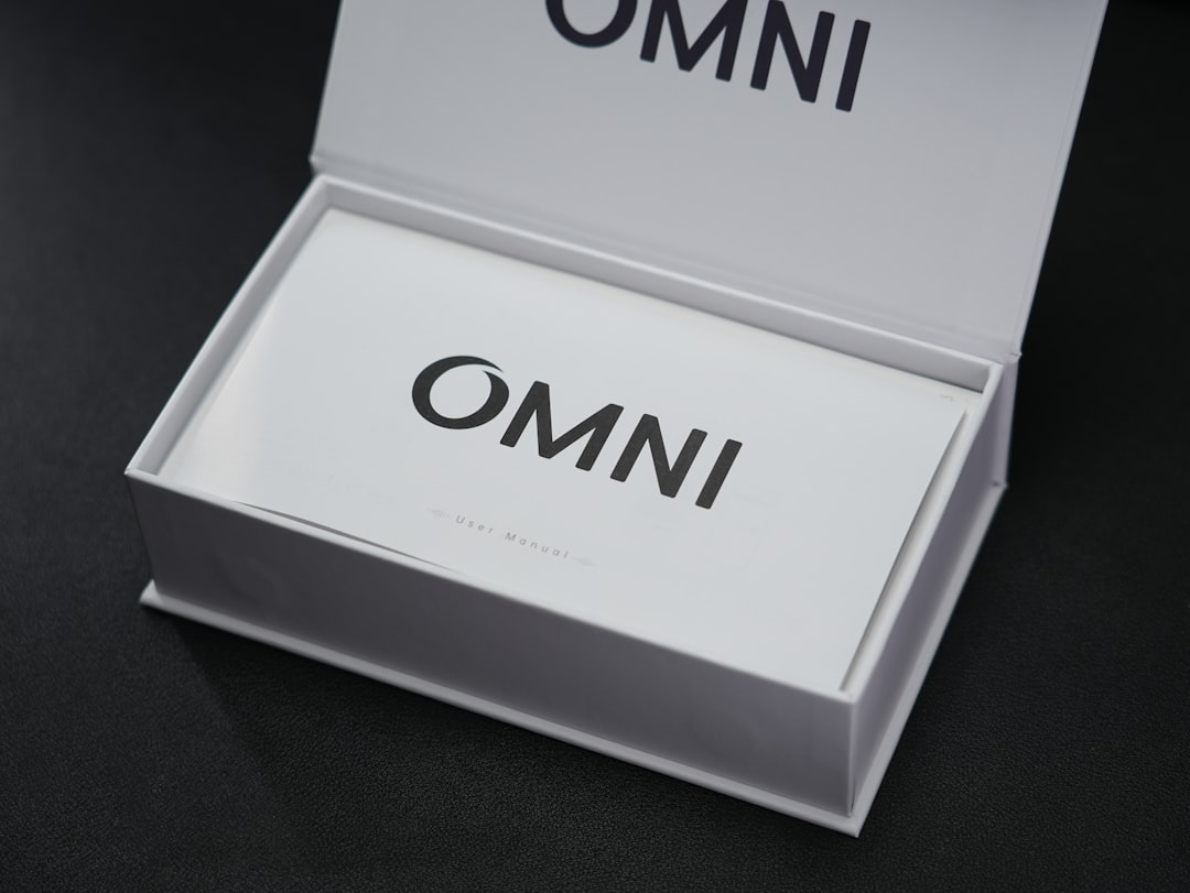 Confezionamento curato di un capo Boulanger in carta velina e scatola rigida