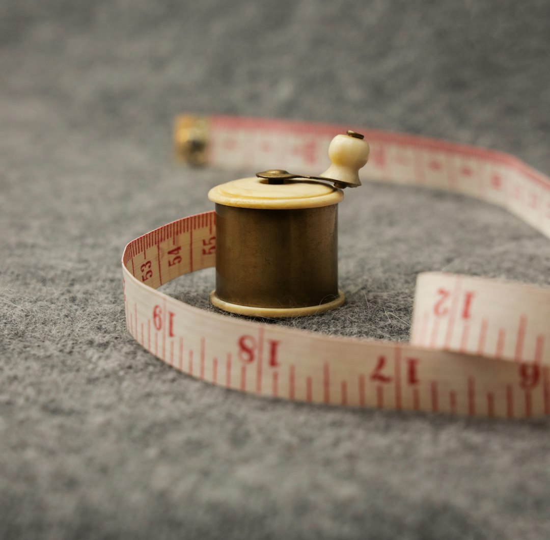 Nastro da sarto che misura il polso di una camicia durante una sartoria su misura Boulanger